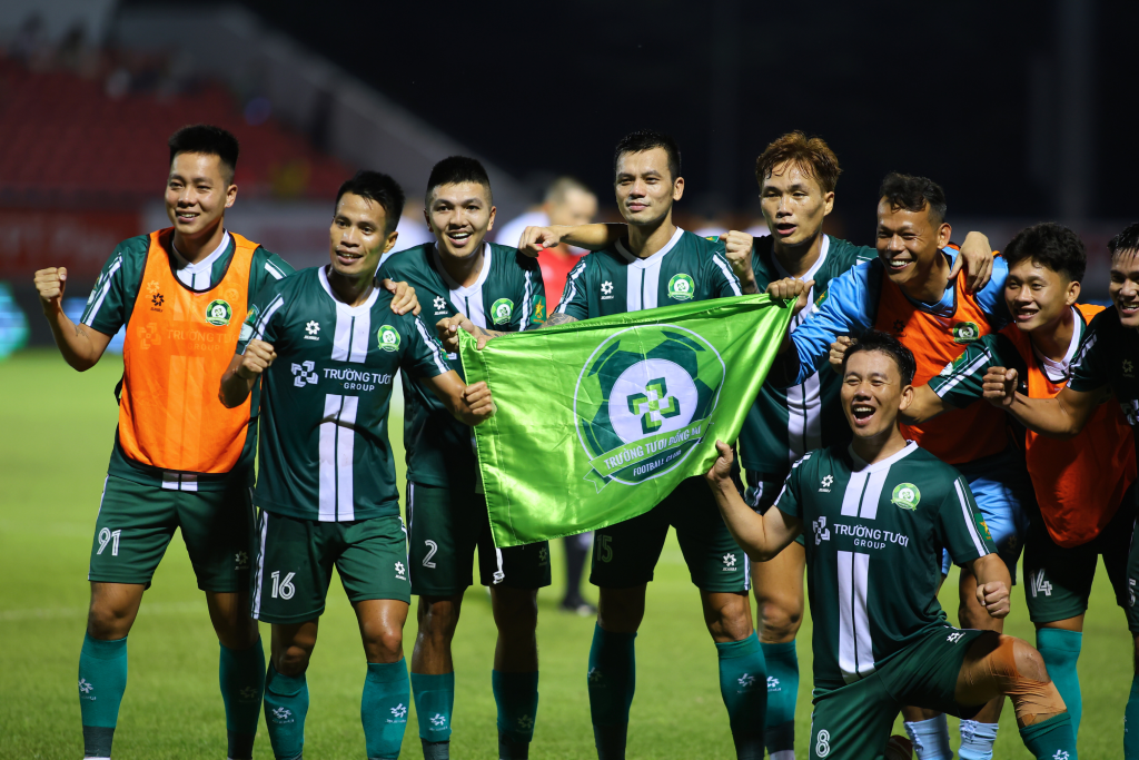 Chào tháng 12 bằng những khoảnh khắc cảm xúc trên sân vận động Bình Phước